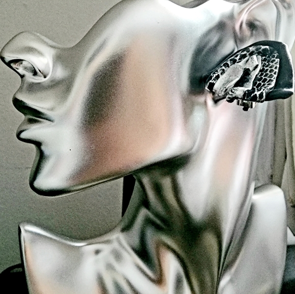 Avant-garde 1980s black and silver triangular clip on earrings - Picture 5 of 8